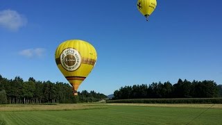 preview picture of video '2 Heißluftballone landen am Modellflugplatz'