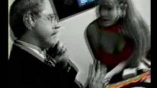 Nunca Te Quedas Lyrics English Translation
