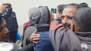 وصول 7 معتقلين لمستشفى الأقصى في دير البلح وسط قطاع غزة بعد الإفراج عنهم من سجون الاحتلال الإسرائيلي