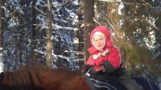 preview picture of video 'A LITTLE YOUNG GIRL ON HORSEBACK IN THE WINTER SNOW  THE FOREST NEAR HOME IGS PREVETTE'
