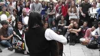 Estas Tonne performing at the Pflasterspektakel in Linz