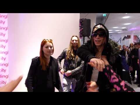 Vi hälsar på Desaiha Fredrik i Vällingby.We say hello to Fredrik from Desaiha in Vällingby.