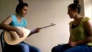 Üç güzel oturmuş iskambil oynar