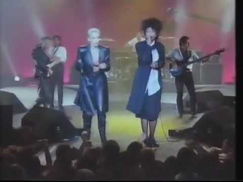 Eurythmics - Sisters Are Doin It For Themselves (Live)