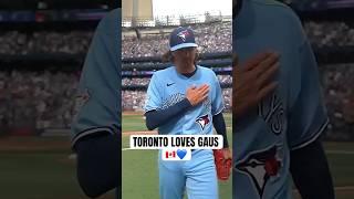 Kevin Gausman receives a standing ovation in Toronto as he exits the game ???????? #MLB #BlueJays