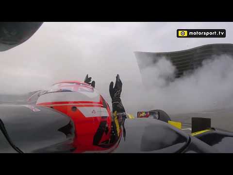Onboard + donuts: Aitken met Renault F1 op TT Circuit Assen