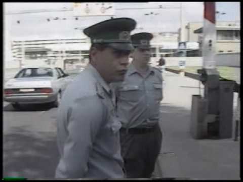DDR-Grenztruppen-Oberst wird 1987 am Berliner Checkpoint Charlie von ehem. Flüchtlingen gereizt.
