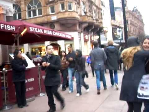London-Free hugs in Piccadilly Circus