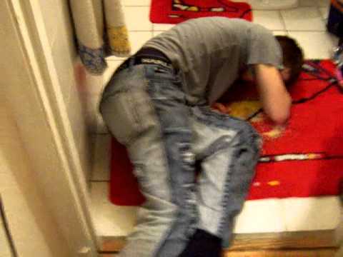 tim liegt auf dem boden