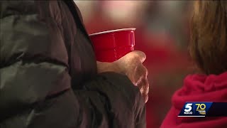 'Lifting a cup to him': Fans raise red Solo cups to honor Toby Keith at Bedlam basketball game