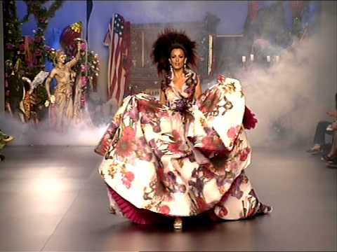 Elena Barquilla - desfile  Francis Montesinos 2010.mov