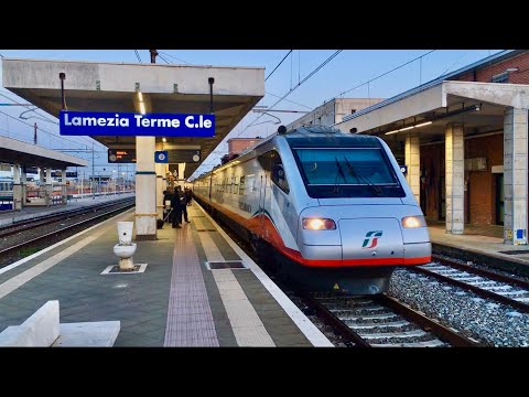 Arrivo e partenza nella stazione di Lamezia Terme C.le del Frecciabianca 8878 con ETR470.08