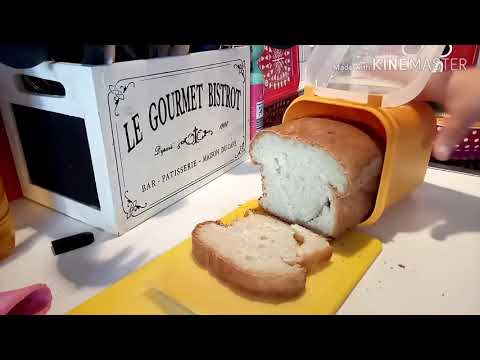 Ich brate Bratwurst mit Brot und Zwiebel Butter als Mittagessen