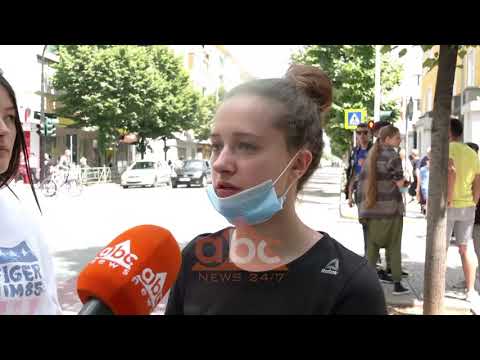 Maturantet në proteste per provimin e letersise, hedhin veze para Ministrise se Arsimit | ABC News