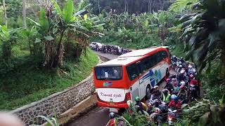 Download lagu SAKSIKAN Skil Sopir Bus Kramat Djati di Jalan Sempit Tikungan Menanjak mp3 Download lagu SAKSIKAN Skil Sopir Bus Kramat Djati di Jalan Sempit Tikungan Menanjak mp3
