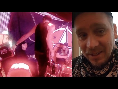 Hjalle ramlar på scen - Mimikry tour 2020