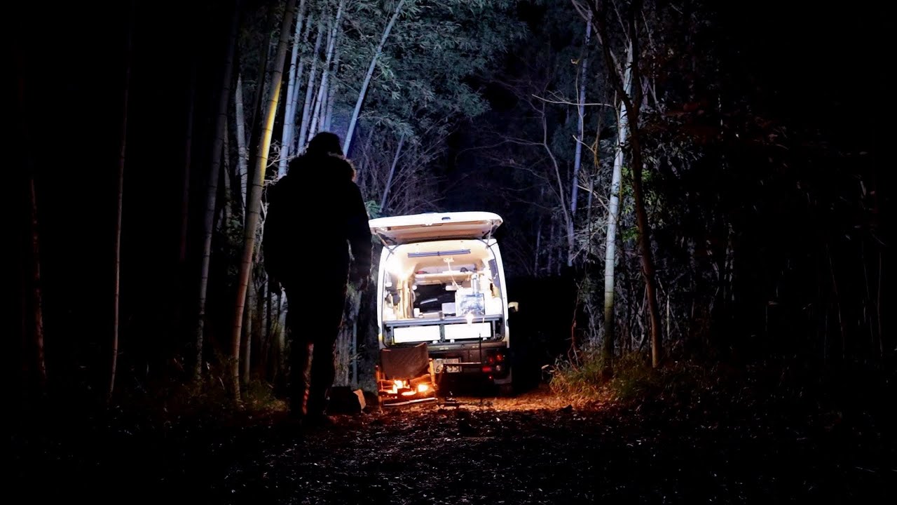 密林の奥地で最恐のホラー映画を観ながら車中泊