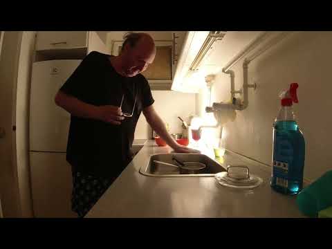 MongoTV_10743 - SPISER SKÅL CHIPS og SLIK Med SORT ENGELSK VINGUMMI Sent Onsdag Aften