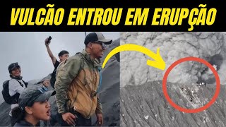 Vulcão na Indonésia Entra em Erupção com Pessoas na Borda da Cratera