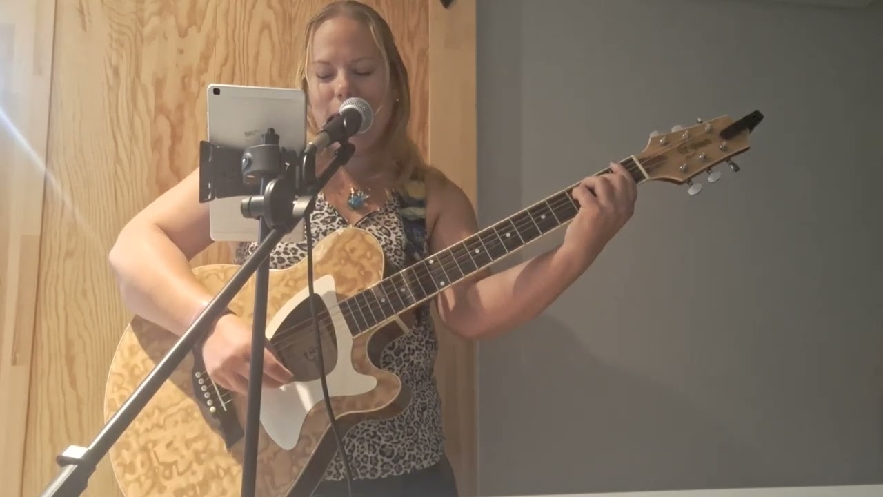 Promotional video thumbnail 2 for QueenBee Star 389
