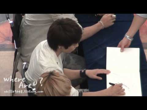 [fancam] 101024 SHINee jonghyun signs @ Yeongdeungpo fansigning
