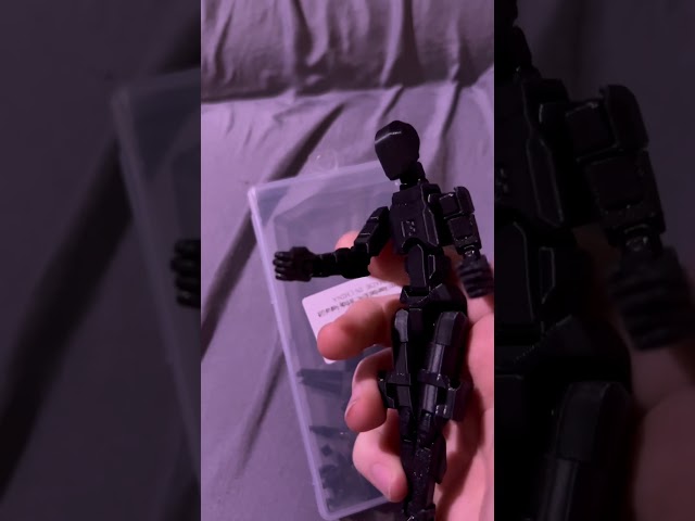 Vídeo relacionado con T13 Action Figure Man (ensamblaje completado),3D Impreso con múltiples uniones Lucky 13, Figura de Acción Titan 13, para Decoración de Escritorio, Colección, Diseño Creativo(Negro-Rojo)