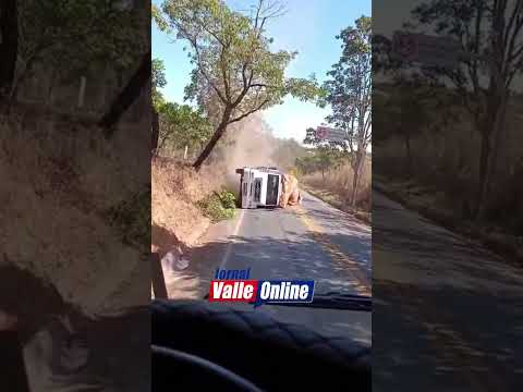 Caminhão tomba na GO-230 e deixa trânsito parcialmente interditado na Serra do Brás, em Uruana-Goiás