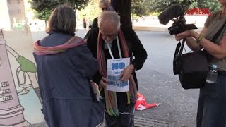 Padre Zanotelli si incatena di fronte al Municipio di Napoli: «L'acqua non vada in mano ai privati»