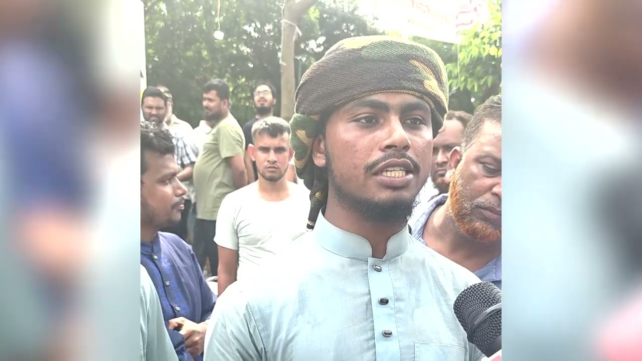 নিয়ম ভে-ঙে লিফলেট বিতরণ করছে মেঘমল্লার বসুর সমর্থকের