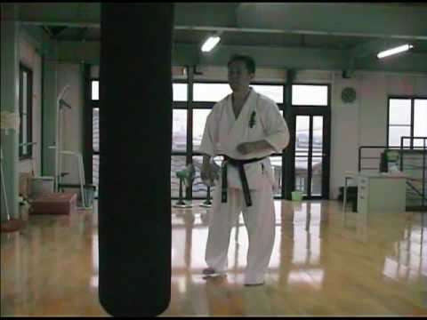 上段廻し蹴り(変則蹴り)と後ろ廻し蹴り