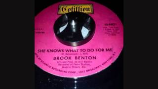 BROOK BENTON  ......  SHE KNOWS WHAT TO DO FOR ME  ...   45T