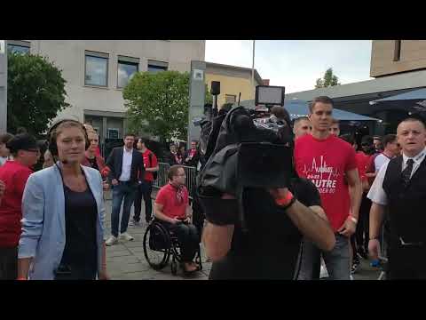 FCK feiert Aufstieg auf dem Stiftsplatz in Kaiserslautern : Fussballer gehen auf die Bühne