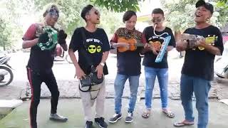 Download lagu pengamen viral .lihat aksi yang bawa kecrek gokil banget mp3