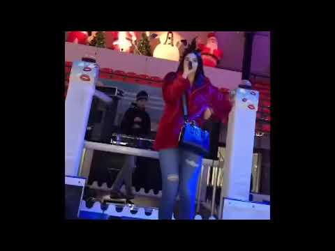 Famke Louise Bekogeld Door Sneeuwbal Tijdens Live Optreden