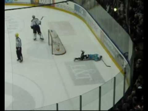 Jakub Sindeliä taklataan törkeästi