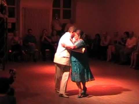  María del Carmen Romero  and  Jorge Dispari  are  dancing  to  the  tango  "  Amarras  "