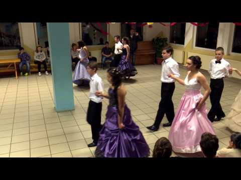 A nyolcadikasok keringője a Klafszky iskola farsangi bálján