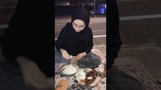 Download lagu Story halu mentahan makan pinggir jalan sama cewek #shorts #shortsvideo #storyhalu mp3