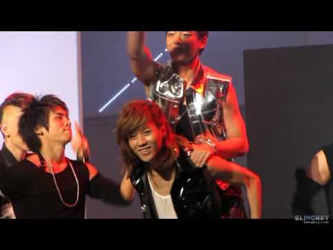 {2Min} 100731 SHINee Minho Piggyback on Taemin (Fan Service)