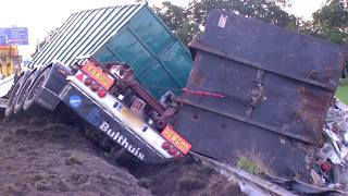 preview picture of video 'Vrachtwagencombinatie van ruim 25 meter gekanteld op de A28 bij Hoogeveen deel 1'