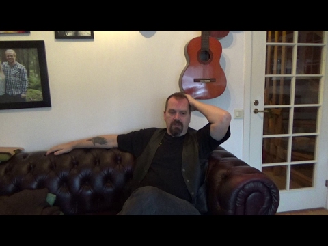 Tilde de Paula blinkar när Hasse Aro berättar om brottsökningen