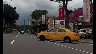 台灣亂象不打方向燈轉彎不看車