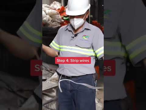 舊的#冰箱是如何被#回收的。#短褲 (How old #refrigerators are #recycled. #shorts)