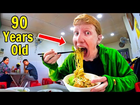 Comer macarrão centenário no restaurante mais antigo do Vietnã 🇻🇳