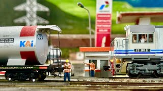 Download lagu Sapaan Masinis Viral Mainan Kereta api CC201 disalip KLB Ketel Pertamina di Perlintasan kereta api mp3