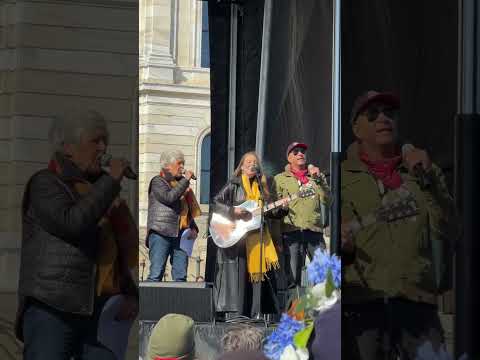 Joan Baez, Maggie Rogers, and Tom Morello sing “The Times They Are A-Changin’” #nokings