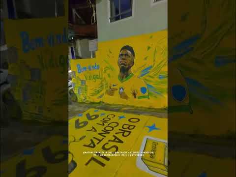 DRONE MOSTRA RUA DECORADA NO VIDIGAL COM MURAL ESPECIAL PARA O BRASIL