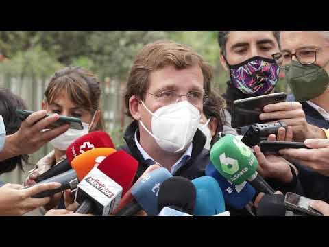 El alcalde de Madrid, José Luis Martínez-Almeida, conoce a las crías de panda de Zoo