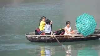 preview picture of video 'Ha Long Bay (Vietnam). Children paddling home from school.'