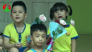 The children sang to their parents on the Vietnamese Family Day